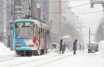 雪が降りしきる札幌市中心部＝22日午後