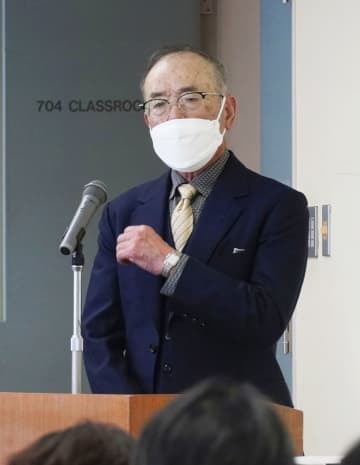 富山外国語専門学校で開かれた追悼式に遺族代表として参加した菊田邦俊さん＝22日午前、富山市