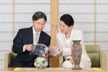 皇居・三の丸尚蔵館収蔵の七宝工芸の作品を前に、言葉を交わされる天皇、皇后両陛下＝10日、皇居・御所（宮内庁提供）