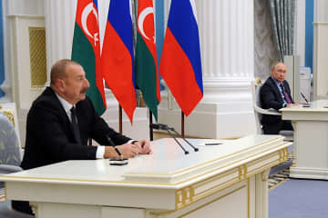 共同記者会見に臨むアゼルバイジャンのアリエフ大統領（左）とロシアのプーチン大統領＝22日、モスクワ（AP＝共同）