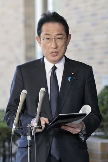 ロシアへの制裁措置を発表する岸田首相＝23日午前、首相公邸（代表撮影）