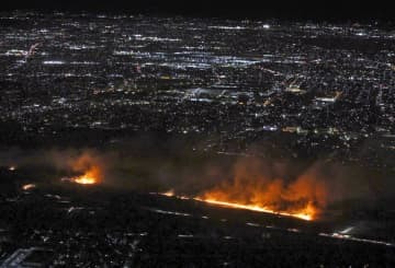 埼玉県熊谷市の利根川河川敷で発生した火災＝23日午後7時58分（共同通信社ヘリから）