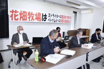 花畑牧場への団体交渉を申し入れ後、記者会見する札幌地域労組の三苫文靖書記長（右端）ら＝24日午後、北海道帯広市