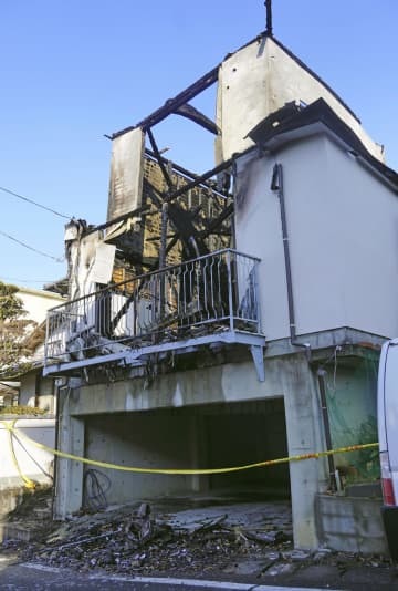 火災があった熊本市東区の住宅＝25日午前