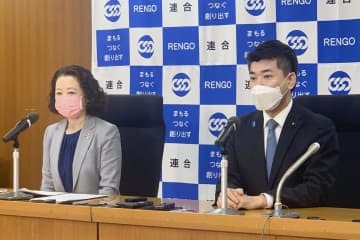 会談後、取材に応じる立憲民主党の泉代表（右）と連合の芳野友子会長＝25日午前、東京都千代田区の連合本部