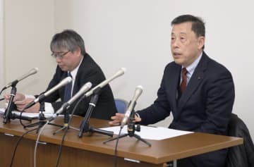 記者会見する大分県臼杵市の若林純一市議（右）＝25日午後、大分市