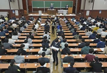 国公立大2次試験の前期日程に臨む受験生＝25日午前、東京都文京区の東京大（代表撮影）