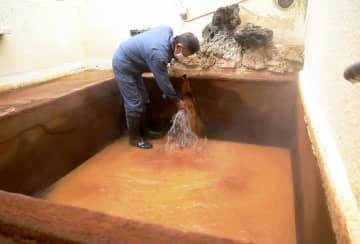 湯量が減少するなどして休業した七里田温泉の「下湯」＝10日、大分県竹田市