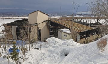 火災があった秋田県由利本荘市の木工所＝26日午前9時34分