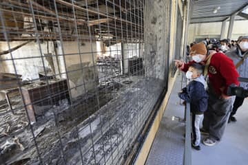内覧会が行われた震災遺構の宮城県石巻市立門脇小。火災に襲われた教室には、骨組みだけになった机や椅子が並んでいた＝27日午前