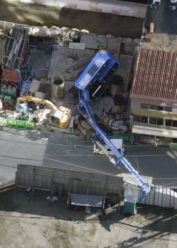 重機が倒れた現場＝28日午前10時14分、大阪市中央区（共同通信社ヘリから）