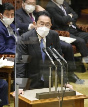 参院予算委で答弁する岸田首相＝28日午前