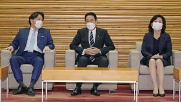 閣議に臨む（左から）林外相、岸田首相、野田地方創生相＝1日午前、首相官邸