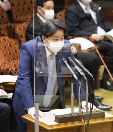 参院予算委で答弁する林外相＝1日午前