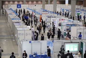 東京ビッグサイトで行われた合同会社説明会会場に並ぶ企業ブース＝1日午後、東京都江東区