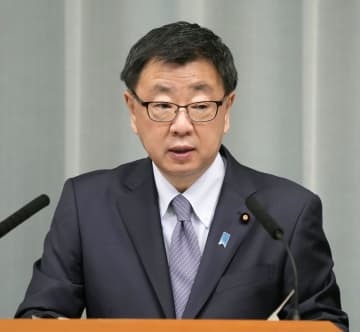 記者会見する松野官房長官＝1日午前、首相官邸