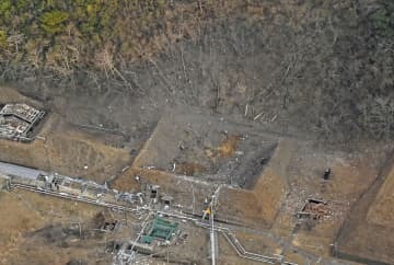 旭化成のグループ会社「カヤク・ジャパン」の工場の爆発事故現場＝1日午後、宮崎県延岡市（共同通信社ヘリから）