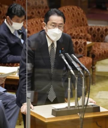 参院予算委で答弁する岸田首相＝2日午前