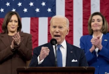 1日、ワシントンの米議会で就任後初の一般教書演説を行うバイデン大統領（AP＝共同）