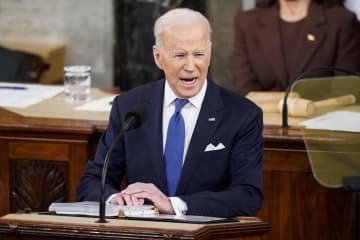1日、ワシントンの米議会で、一般教書演説を行うバイデン大統領（UPI＝共同）