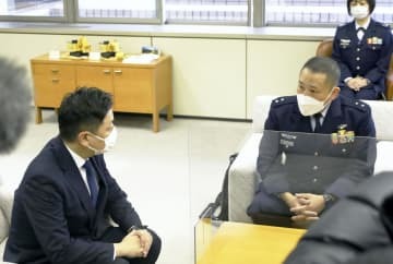 石川県小松市の宮橋勝栄市長（左）と面会する空自小松基地の石引大吾司令＝3日午前、小松市役所