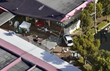 大阪府大阪狭山市で、急発進した乗用車が通行人らをはね、スーパーに衝突した現場＝2021年11月