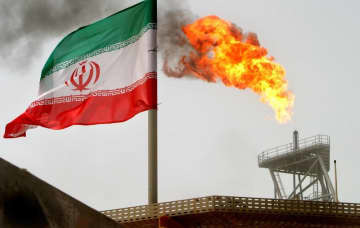 ペルシャ湾にあるイランの油田＝2005年（ロイター＝共同）