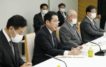 経済財政諮問会議であいさつする岸田首相（左から2人目）＝3日午後、首相官邸