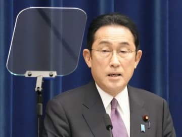 燃油価格急騰を抑える追加策の方針などについて記者会見する岸田首相＝3日夜、首相官邸
