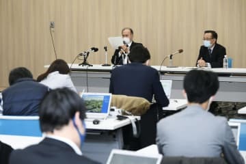 記者会見する旭川医科大の学長選考会議の奥村利勝議長（奥左）＝3日夜、北海道旭川市