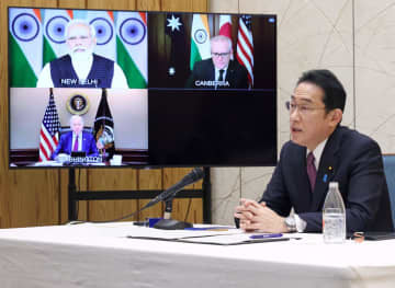 「クアッド」首脳によるテレビ会議に出席する岸田首相＝3日深夜、首相官邸（内閣広報室提供）