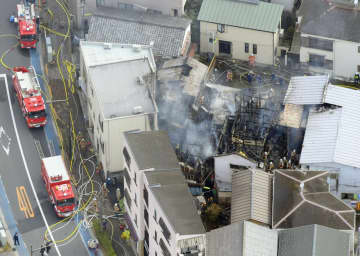 東京都品川区の住宅火災現場＝4日午前9時22分（共同通信社ヘリから）