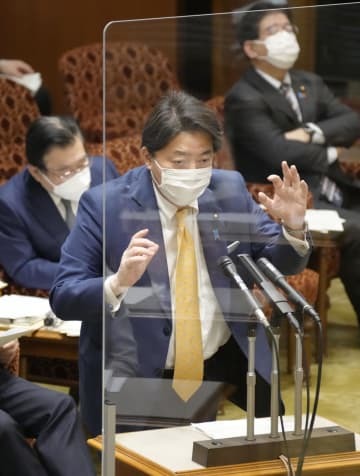 参院予算委で答弁する林外相＝4日午後