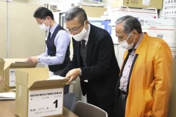 内藤佐和子徳島市長のリコールを目指し、署名を市選挙管理委員会に提出した久次米尚武元市議（右）＝4日午後、徳島市