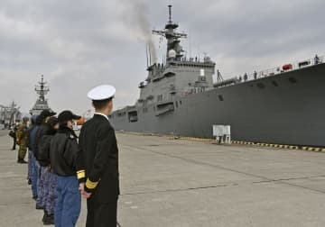 帰還した海上自衛隊の輸送艦「おおすみ」＝5日午前、広島県呉市