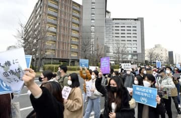 ウィシュマさんが亡くなって1年となり、東京入管前をデモ行進する大勢の人たち＝6日午後、東京都港区