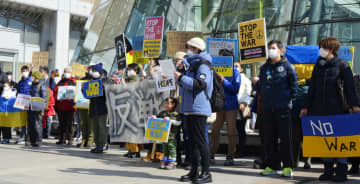 JR札幌駅前で開かれた集会で、ロシアのウクライナ侵攻に抗議する人たち＝6日午前