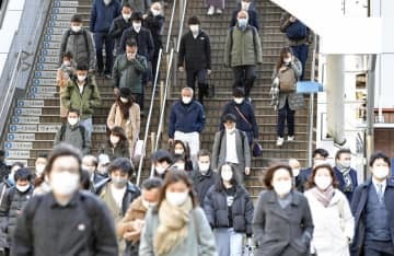 マスク姿で通勤する人たち＝7日午前、東京都港区