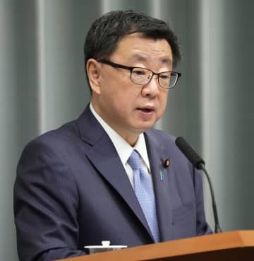 記者会見する松野官房長官＝8日午前、首相官邸