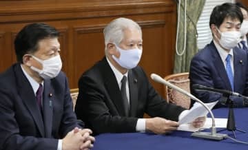 記者会見する衆院憲法審の森英介会長（中央）ら＝8日午後、国会