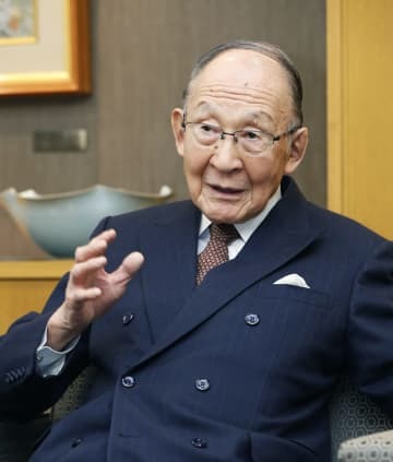 インタビューに答える日本生産性本部の茂木友三郎会長