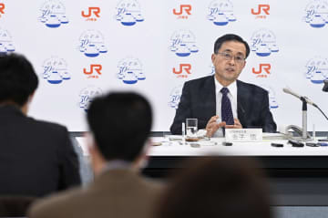 記者会見するJR東海の金子慎社長＝9日午後、名古屋市中村区