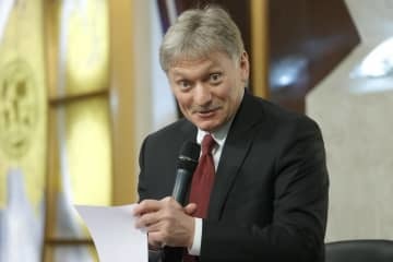 2月、記者会見するロシアのペスコフ大統領報道官＝モスクワ（タス＝共同）
