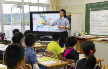 2018年9月、栃木県那須町の町立東陽小で行われた防災教育のモデル授業（同町教育委員会提供）