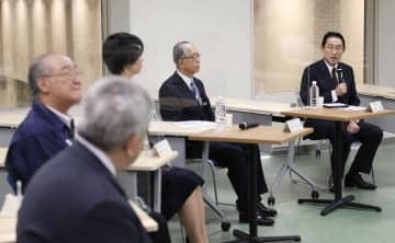豊洲市場を訪れ、水産卸売業や外食業の経営者らと車座で意見交換する岸田首相（右端）＝10日午前、東京都江東区（代表撮影）