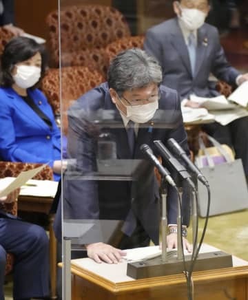 参院予算委で答弁する萩生田経産相＝10日午前