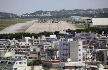 住宅密集地に隣接する米軍普天間飛行場＝10日午前、沖縄県宜野湾市