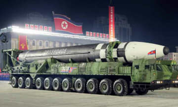2020年10月に北朝鮮・平壌で行われた軍事パレードに登場した大陸間弾道ミサイル（コリアメディア提供・共同）
