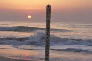 東日本大震災から11年を迎え、福島県浪江町請戸地区の海岸に昇る朝日。卒塔婆が立てられていた＝11日午前5時59分