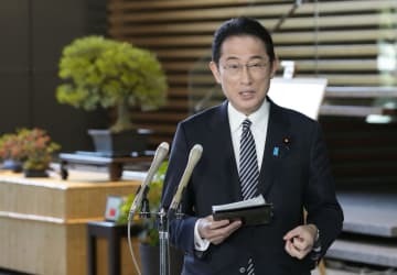 記者団の取材に応じる岸田首相＝11日午前、首相官邸